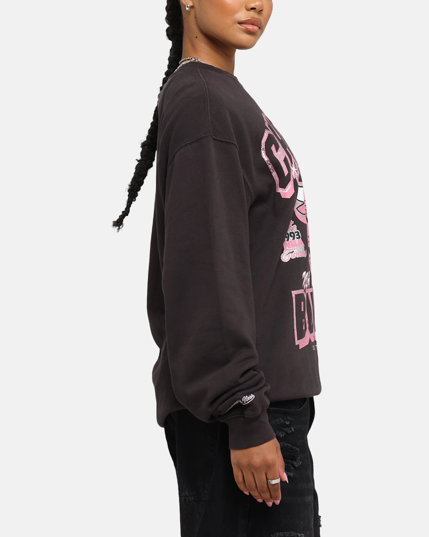 WideNeckOpening Flexible Waistband Mitchell & Ness Women's Chicago Bulls Arch Logo Crewneck Overdyed Black