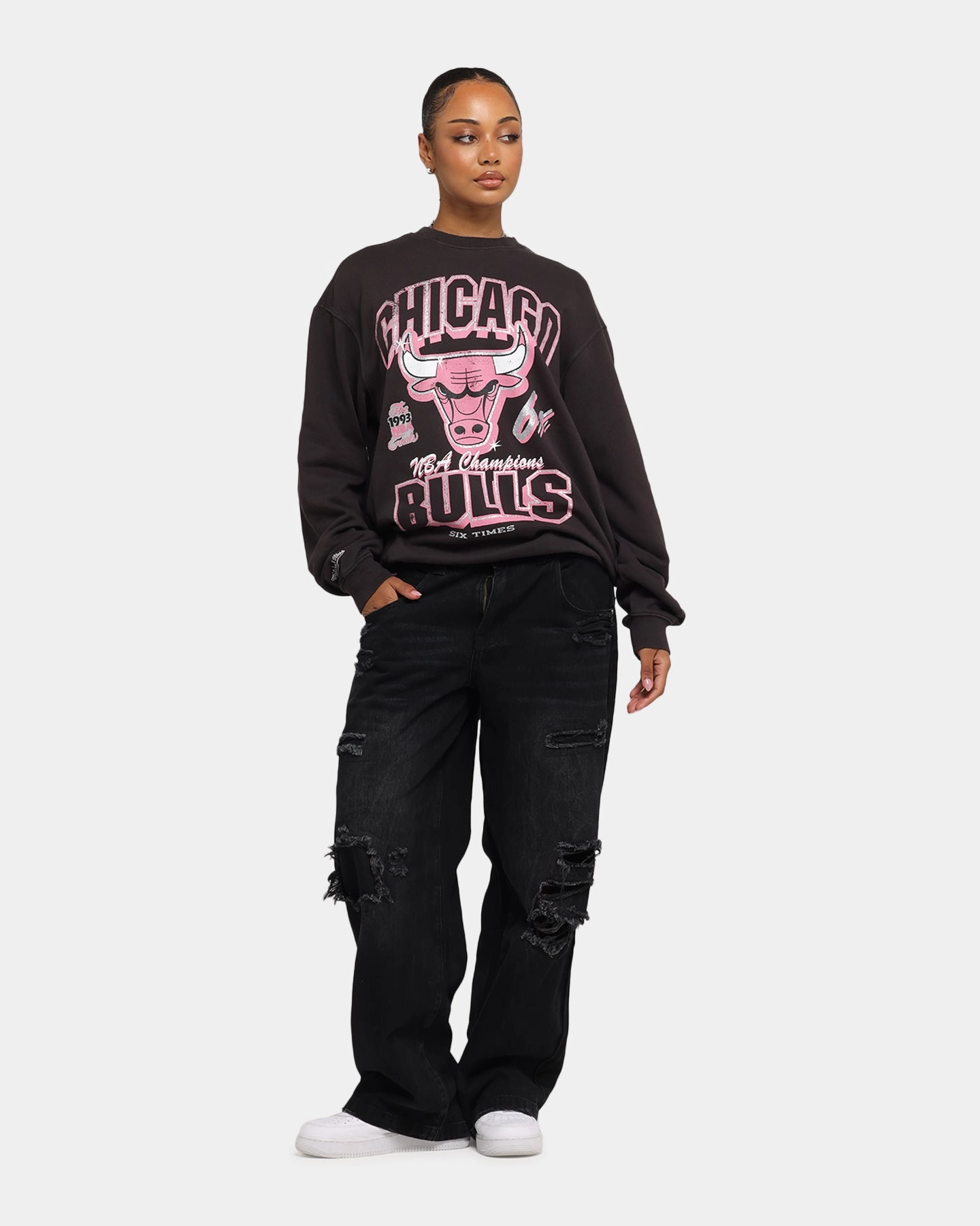 Mitchell & Ness Women's Chicago Bulls Arch Logo Crewneck Overdyed Black ReinforcedShoulderConstruction Timeless Cut