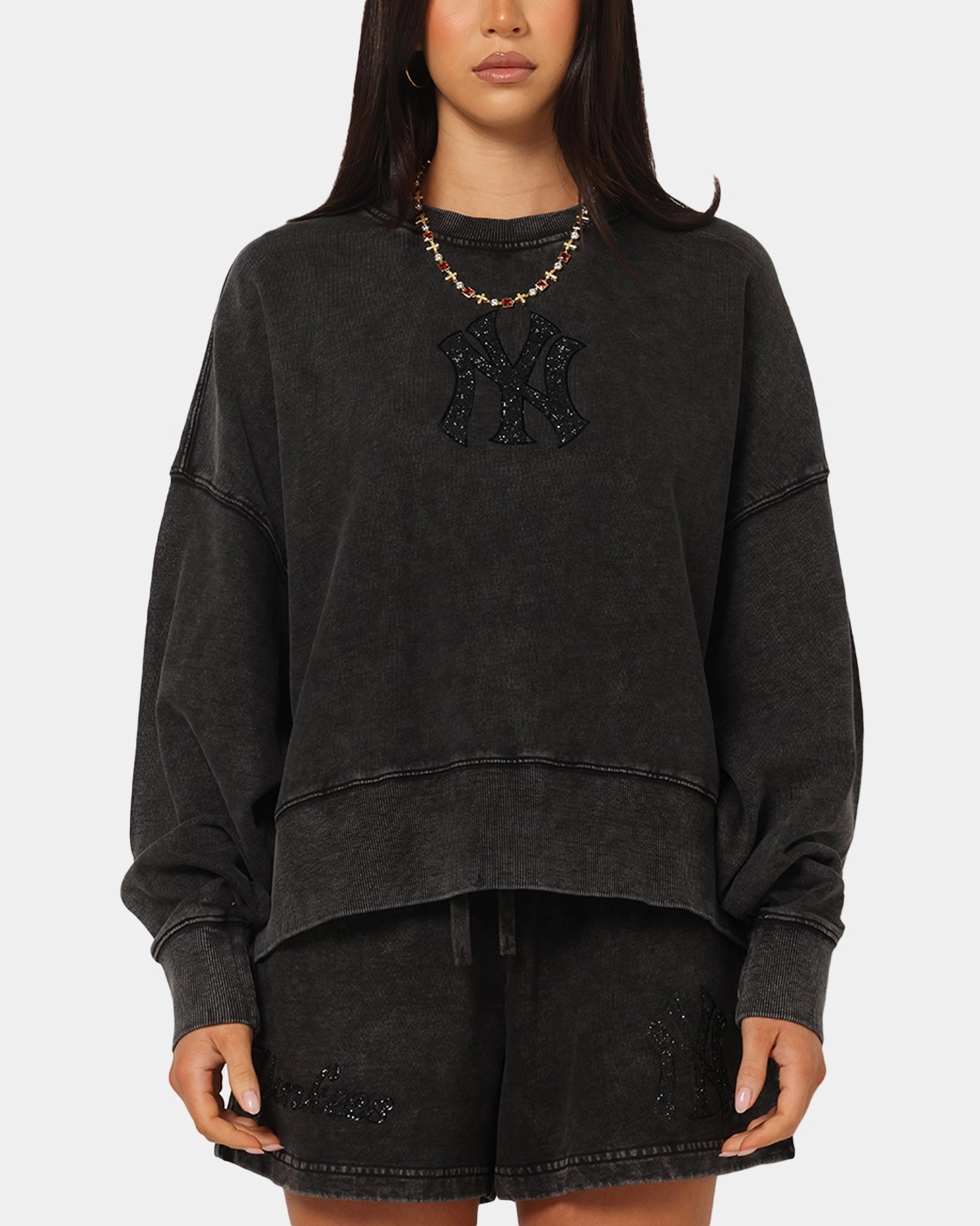 Pro Standard Women's New York Yankees Washed Crystaline Crewneck Washed Black TumbleDryFriendlyMaterial Easy Fit