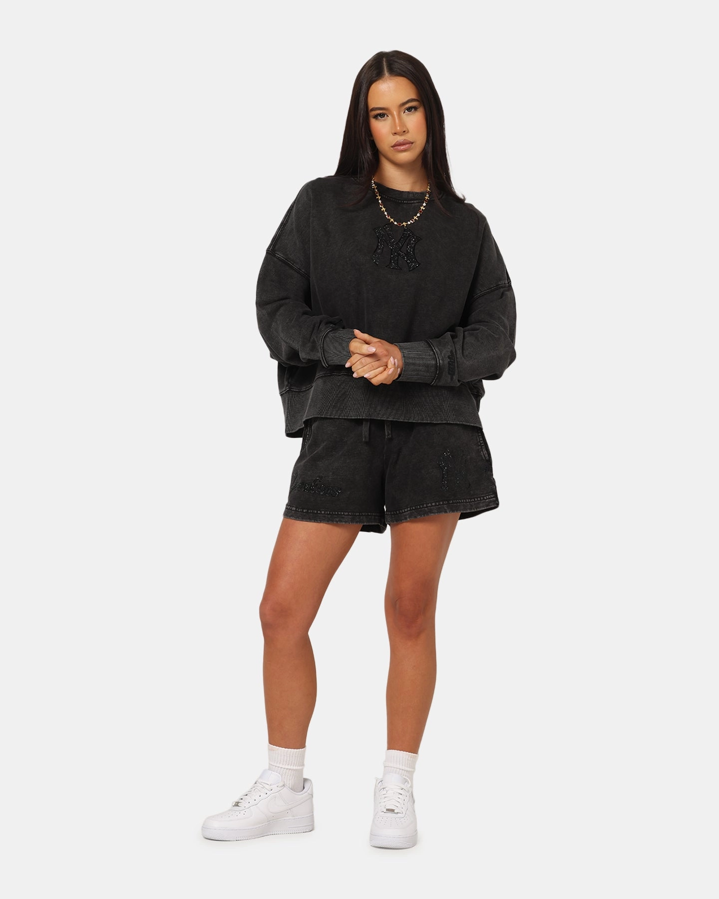 Placket Detailing Pro Standard Women's New York Yankees Washed Crystaline Crewneck Washed Black