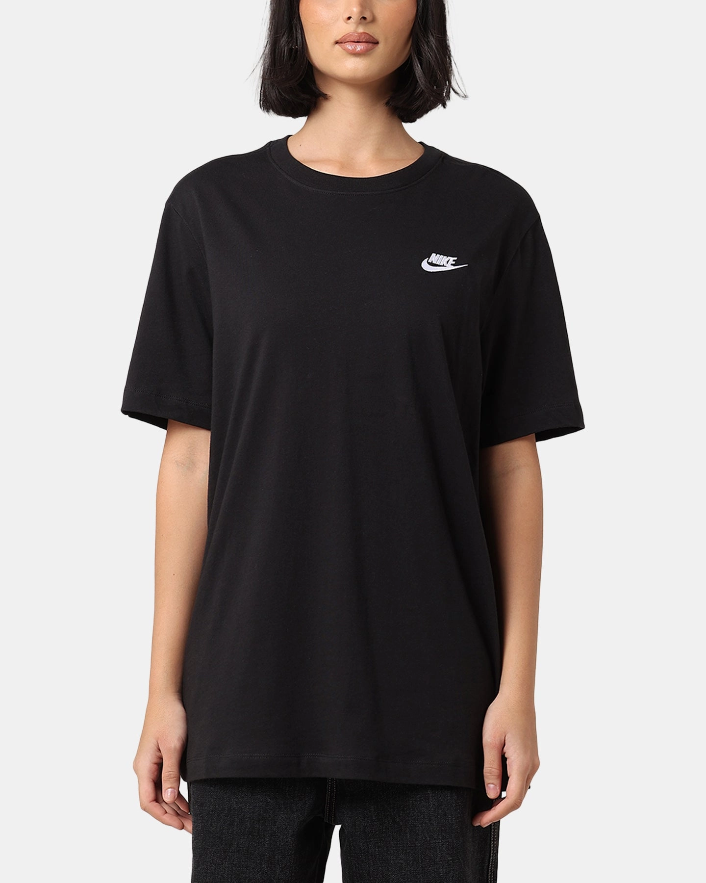 LayeredNeckline StainResistantFinish Nike Sportswear Club T-Shirt Black/White