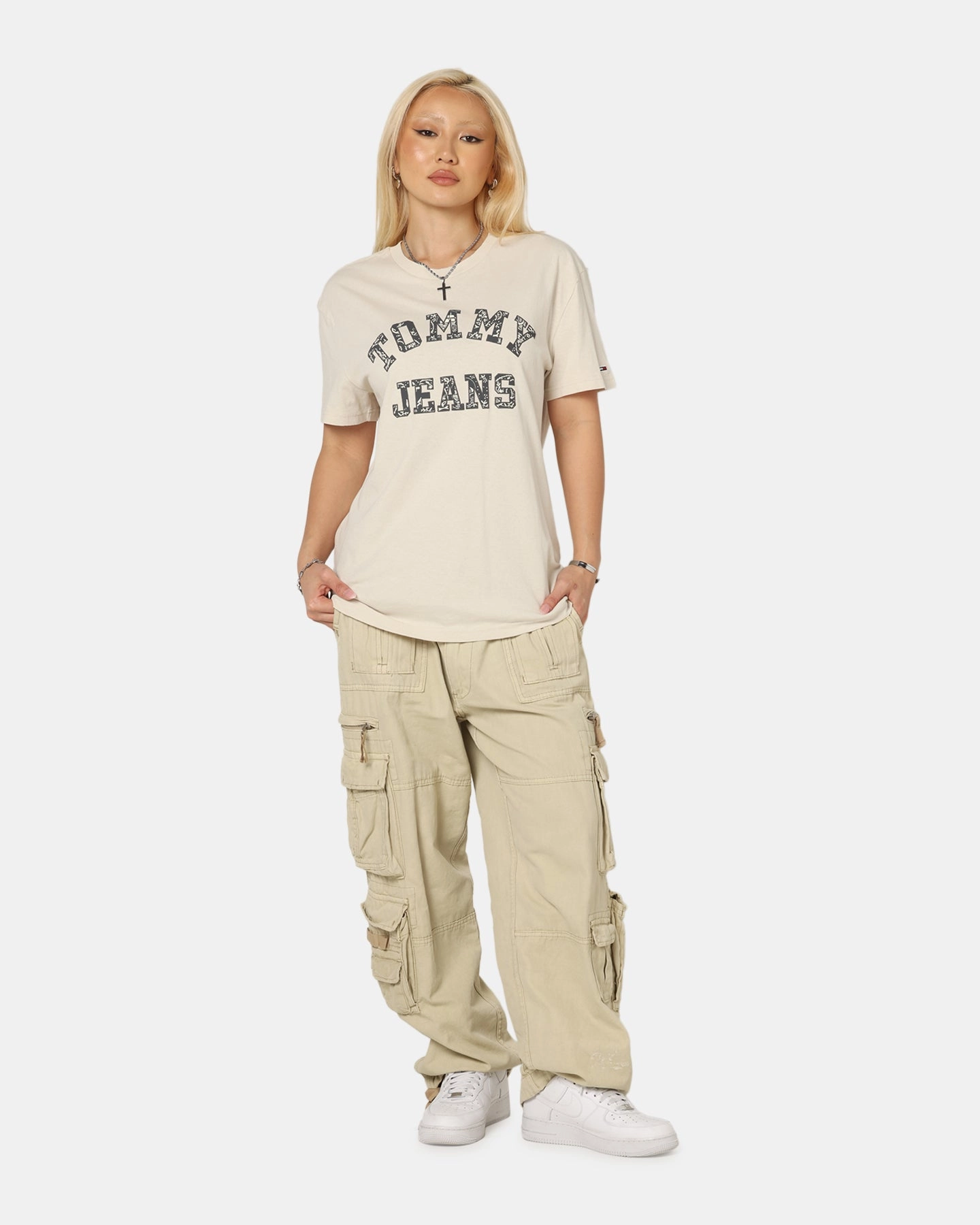 Tommy Jeans Regular Paisley College T-Shirt Newsprint Lightweight pullover Recycled Polyester Fabric